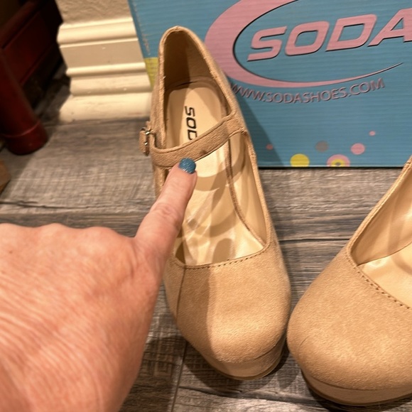 NWT Soda Oat color shoe with buckle strap. Size 7 1/2 - Picture 7 of 9